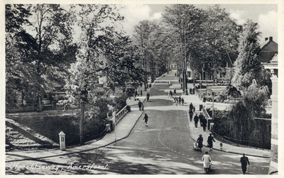 12587 Gezicht op de Utrechtsebrug en in de Utrechtseweg met bebouwing en loofbomen te Amersfoort uit het noordoosten.